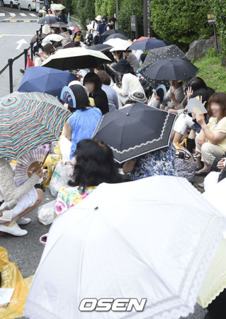 “きょう結婚”ペ・ヨンジュン、式場訪れた日本ファンのために “飲料水の差し入れ”