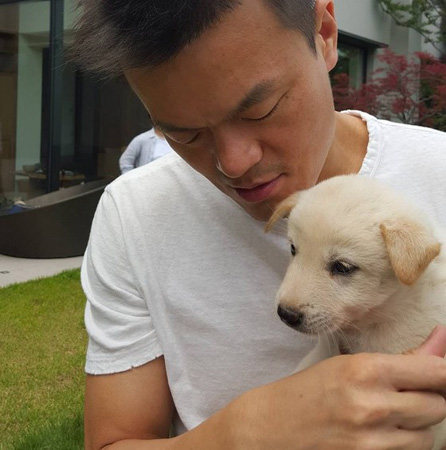 歌手パク・チニョン、親友ペ・ヨンジュンの愛犬を抱きしめ記念写真