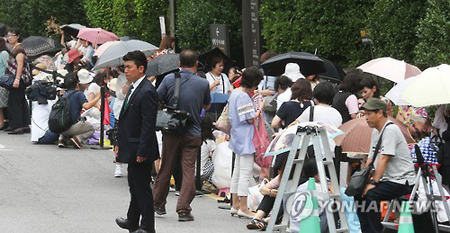 ヨン様お祝いに日本のファンが自宅前や式場周辺に集結