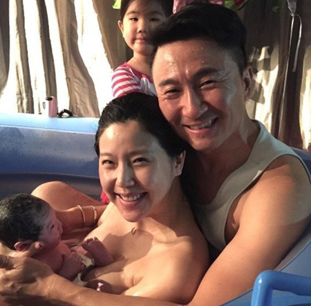作曲家チュ・ヨンフン−女優イ・ユンミ夫妻、自宅で水中分娩…記念写真公開