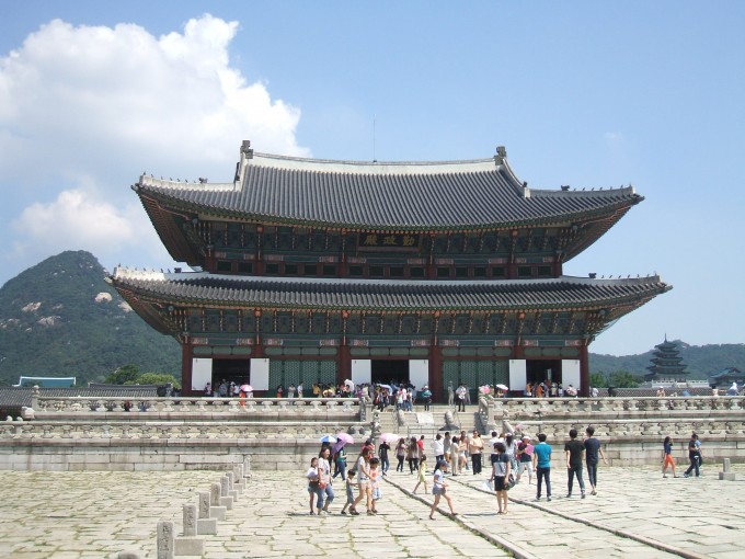 朝鮮王朝時代を象徴する王宮・景福宮（キョンボックン）の正殿だった勤政殿（クンジョンジョン）