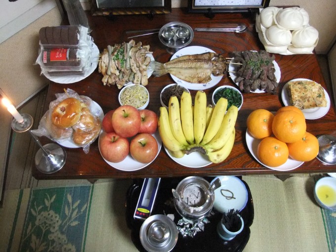 父の法要で祭壇に飾られた料理の数々