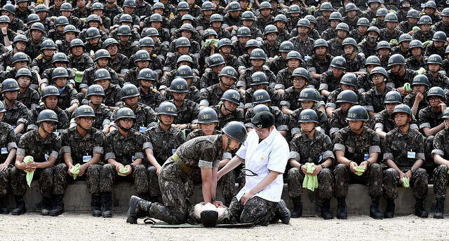救急法の訓練を受ける新兵たち（写真＝韓国陸軍公式サイトより）