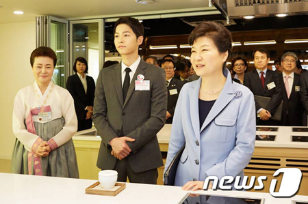 俳優ソン・ジュンギ、韓国観光名誉広報大使として朴大統領と伝統菓子作りを体験