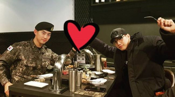 「2PM」Jun.K、軍入隊から初めて外泊したテギョンとの写真を公開