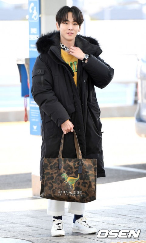Photo 仁川 Shinee キー ひときわ目立つ個性溢れる空港ファッション グラビア撮影でポルトガルへ K Pop 韓国エンタメニュース 取材レポートならコレポ