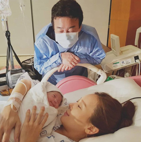 8日に第3子を出産した女優ソ・ユジン、ペク・ジョンウォンと娘の姿を公開！