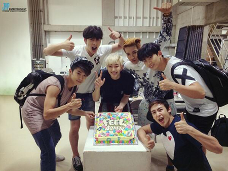 「2PM」メンバー全員でジュノをお祝い