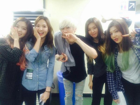 「SJ」ウニョク、Red Velvetに囲まれて「うちの娘たち可愛いでしょ？　」