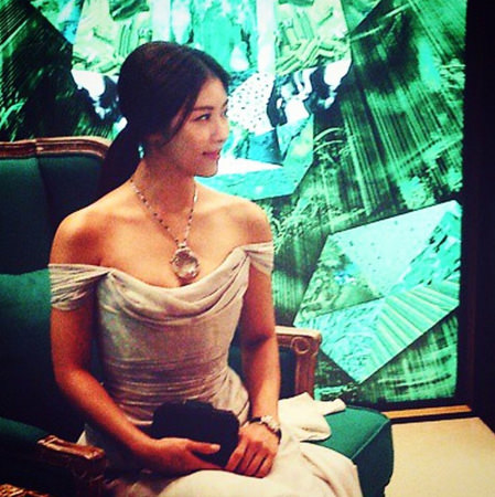女優ハ・ジウォン近況公開！　ドレス姿で美しさ倍増、まるで“王女様”
