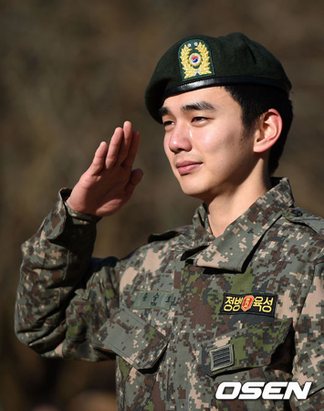 俳優ユ・スンホの除隊に陸軍も祝賀メッセージ 「誇らしい青年」