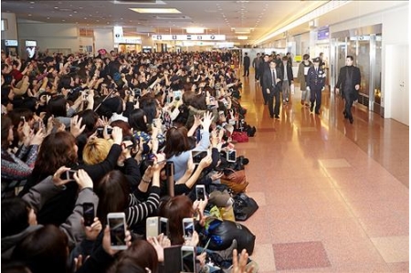 「JYJ」のジェジュン訪日　空港にファン500人