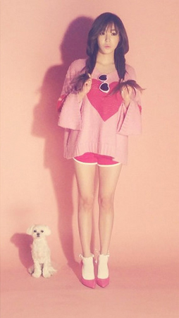 「少女時代」ティファニー、愛犬と共にピンクがお似合いのビハインドカット公開“なめらかな脚線美”