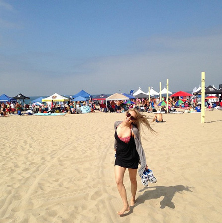 「少女時代」ヒョヨン、LAのビーチに現れた美女“ニコニコ”
