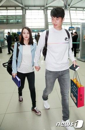 “サッカー”キ・ソンヨン＆女優ハン・ヘジン夫妻、空港でパパラッチ遭遇にも手を繋ぎ仲良しアピール