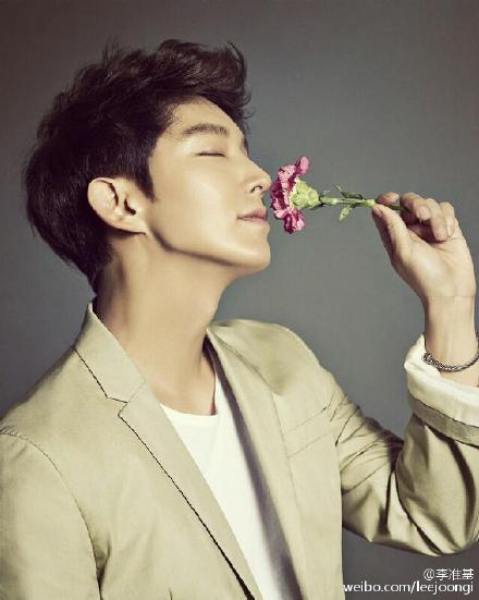 俳優イ ジュンギ 花を持つ男のシャープなあごのライン K Pop 韓国エンタメニュース 取材レポートならコレポ