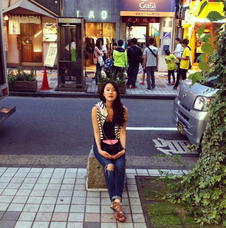 女優ユン・ジンソ、日本旅行へ…道端で束の間の休息