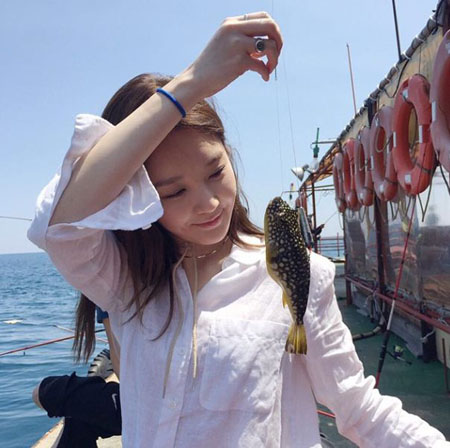 「ダビチ」カン・ミンギョン、船上で”釣り女子”に… 魚と美貌対決？