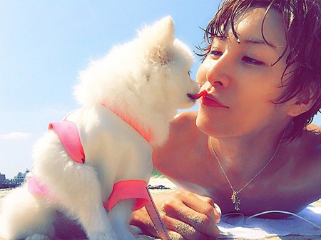 俳優ノ・ミヌ、愛犬“モモ”と海辺で戯れながら“チュー”