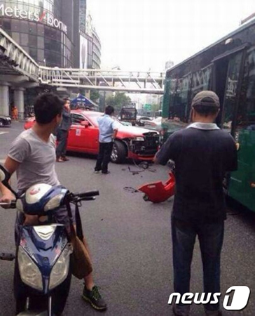 「江南スタイル」PSYを乗せた高級車がバスと衝突