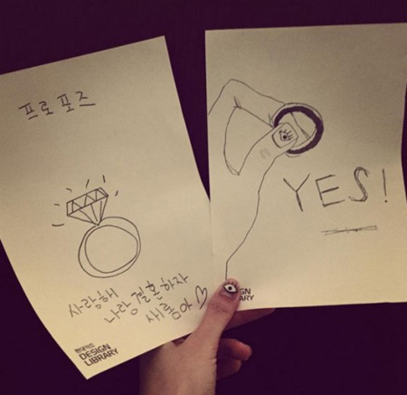シェフと結婚発表のキム・セロム、”プロポーズ写真”を公開 「愛してる、結婚しよう」