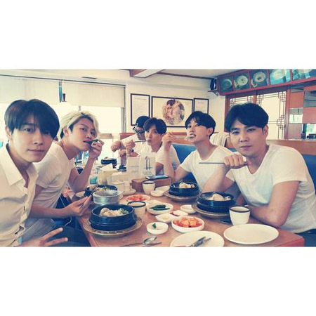 「SJ」ヒチョル、メンバーと共に参鶏湯で”夏バテ予防”