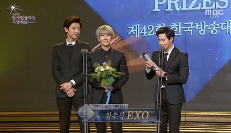 「EXO」、「第42回韓国放送大賞」で歌手賞を受賞「努力するK-POPスターになる」