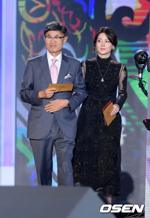 女優イ・ヨンエ、10周年韓流功労大賞受賞「故ヨ・ウンゲ先輩にも栄光をさしあげたい」