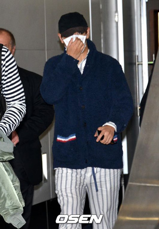 T.O.P（BIGBANG）、顔を隠したままシドニー到着…遠くからでも輝く容姿