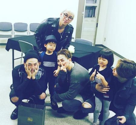 「BIGBANG」、サランちゃん＆ユウト君と“仲良しショット”…東京ドーム公演で