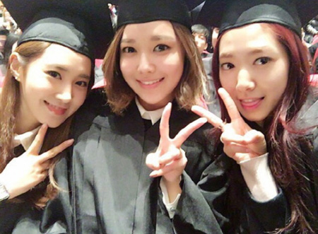 “大学卒業”ユリ（少女時代）、スヨン＆パク・シネと撮った卒業式写真を公開！