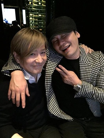 小室哲哉、YGエンタのヤン・ヒョンソク代表とのツーショット写真公開！