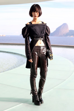 女優ペ・ドゥナ、ブラジルでルイ・ヴィトンコレクションに出席…印象的なファッション感覚