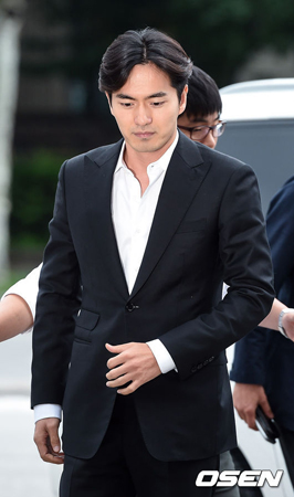 “チェ・ジウの元恋人”俳優イ・ジヌク、性的暴行容疑で夜通し警察調査…DNA採取も