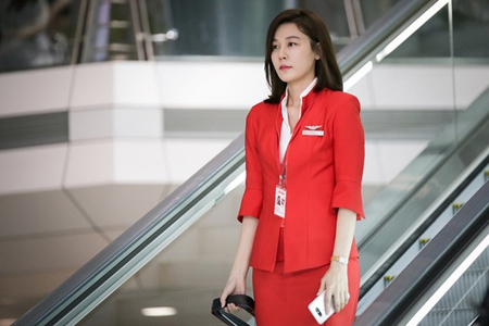 女優キム・ハヌル、新ドラマ「空港に行く道」で演じるCA姿を公開