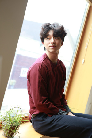 俳優コン・ユ、広告ビハインドカットを公開 ”秋の男”に変身