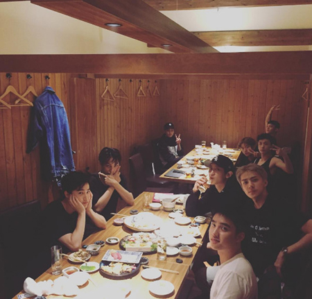 「EXO」、9人揃って食事会…微笑ましい写真にファンの視線集中