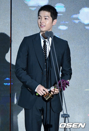 俳優ソン・ジュンギ、「APAN STAR AWARDS」大賞受賞…「太陽の末裔」も最多受賞