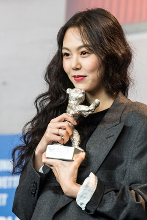 “恋人つなぎが話題”ホン・サンス監督＆女優キム・ミニの映画、韓国公開日決定