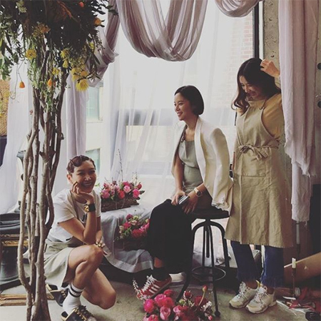 女優ファン・ジョンウム、妊娠後の近況公開“お花畑で”