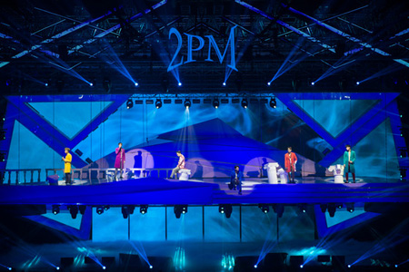 「2PM」、中止となったコンサートを再び開催…負傷のJun.Kも合流
