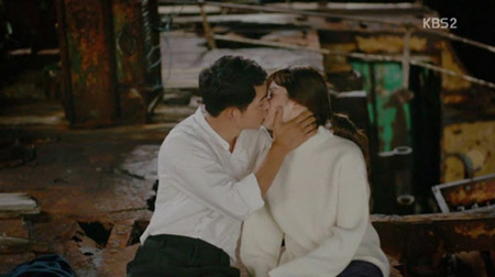 ”結婚発表”ソン・ジュンギ＆ソン・ヘギョ、共演ドラマ「太陽の末裔」でのキスシーンが再び話題に