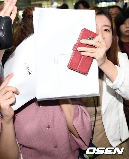 「JYJ」ユチョンに対する虚偽告訴容疑の女性、記者会見に同席も弁護士に”完全保護”され裁判所へ