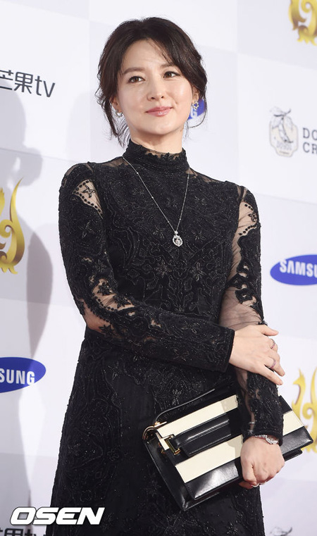 女優イ・ヨンエ、Mnet 「2017 MAMA」に出席
