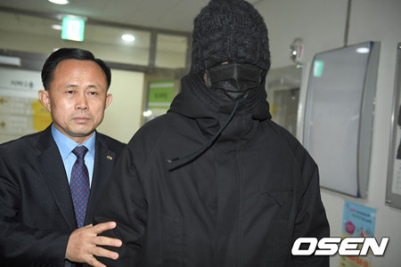 「BIGBANG」T.O.P、龍山区庁に初出勤… 顔を隠し警護されて”完全防備”