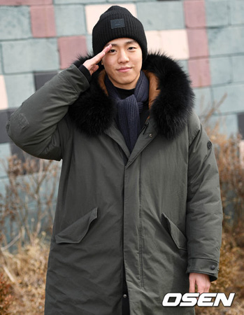 俳優イ・ヒョヌ、明るい笑顔と共に軍入隊「元気に行ってきます」