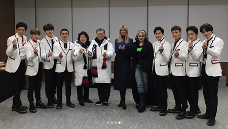 イバンカ米大統領補佐官、「EXO」との記念写真公開！　平昌五輪閉会式に出席