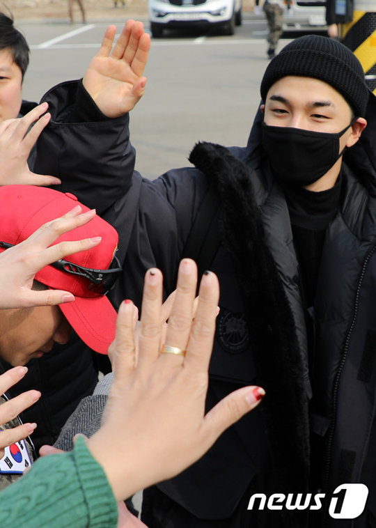 SOL（BIGBANG）、妻ミン・ヒョリンに見送られ国防の義務へ