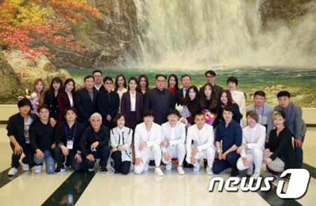 歌手チェ・ジンヒ、平壌公演記念写真でアイリーン（Red Velvet）が金正恩の隣に配置された理由を明かす