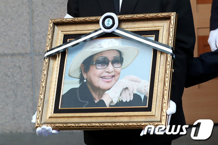 過去”北朝鮮に拉致”の韓国女優チェ・ウンヒの家族葬は「生前、故人が望んでいた」